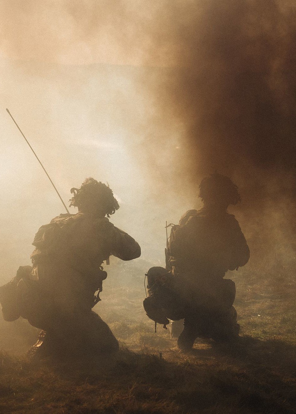 Billede taget i modlys af militære ansatte på mission