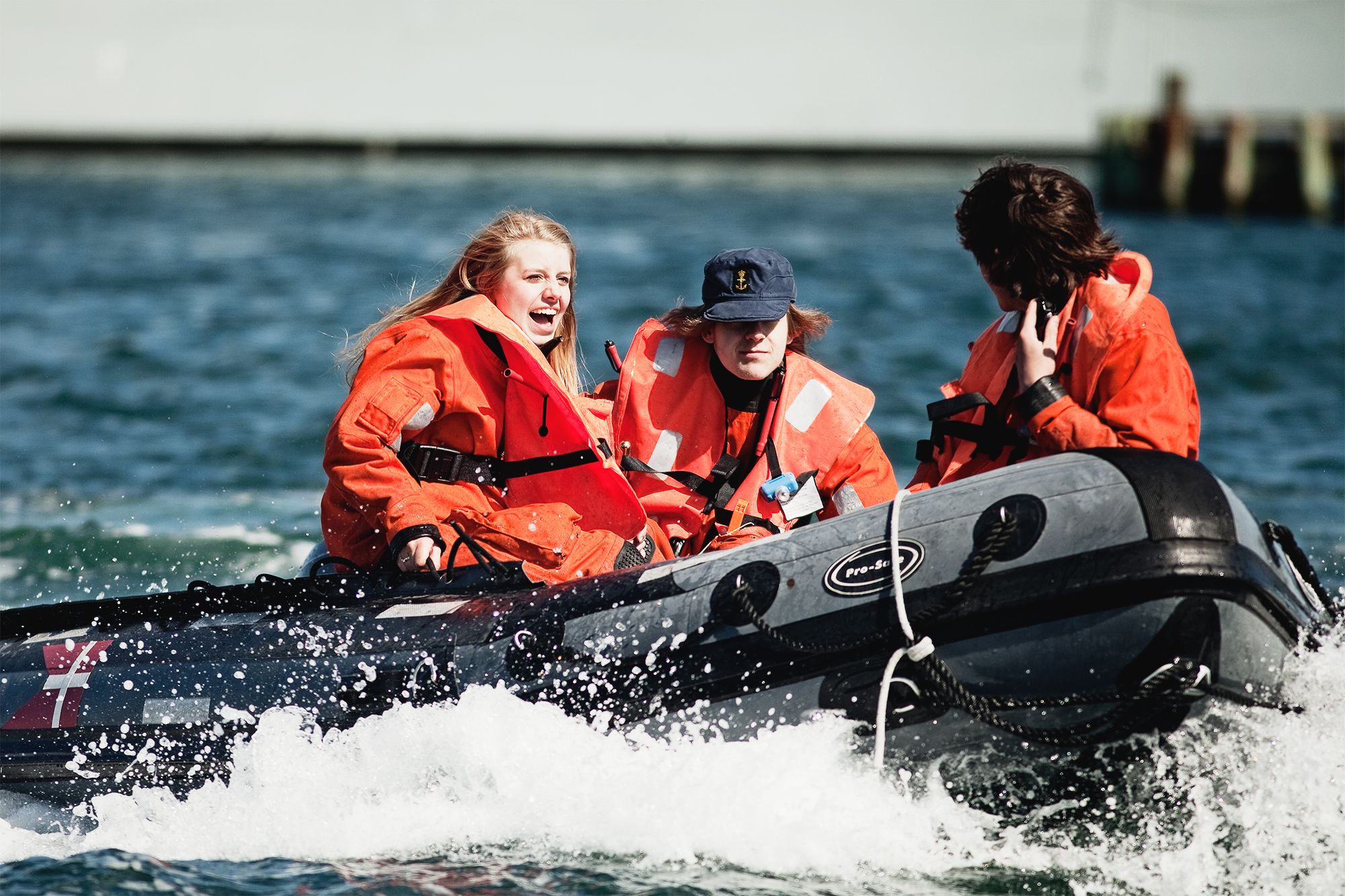 praktikanter sejler i gummibåd