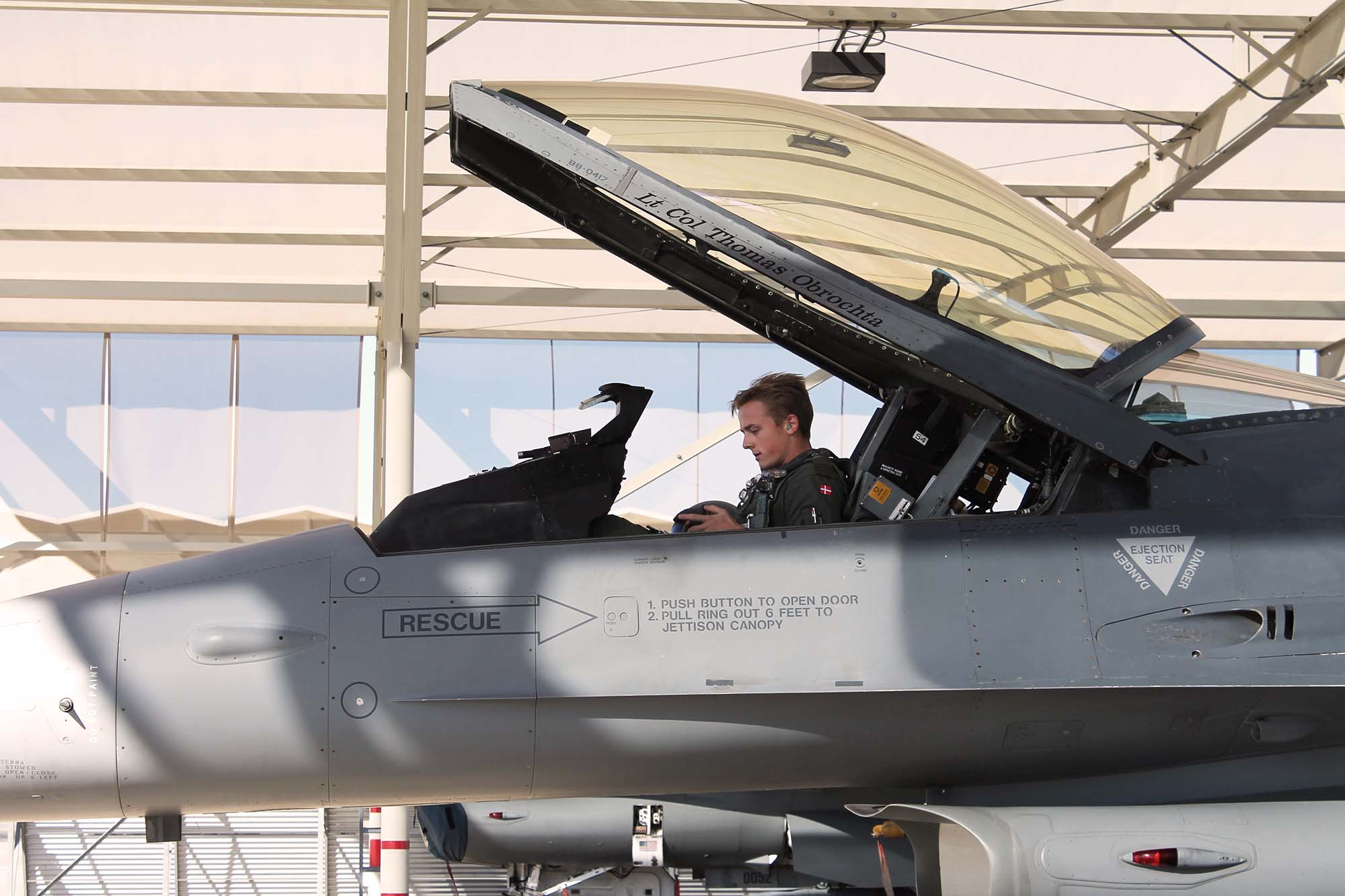 Pilotelev HAS sidder i cockpittet på kampfly