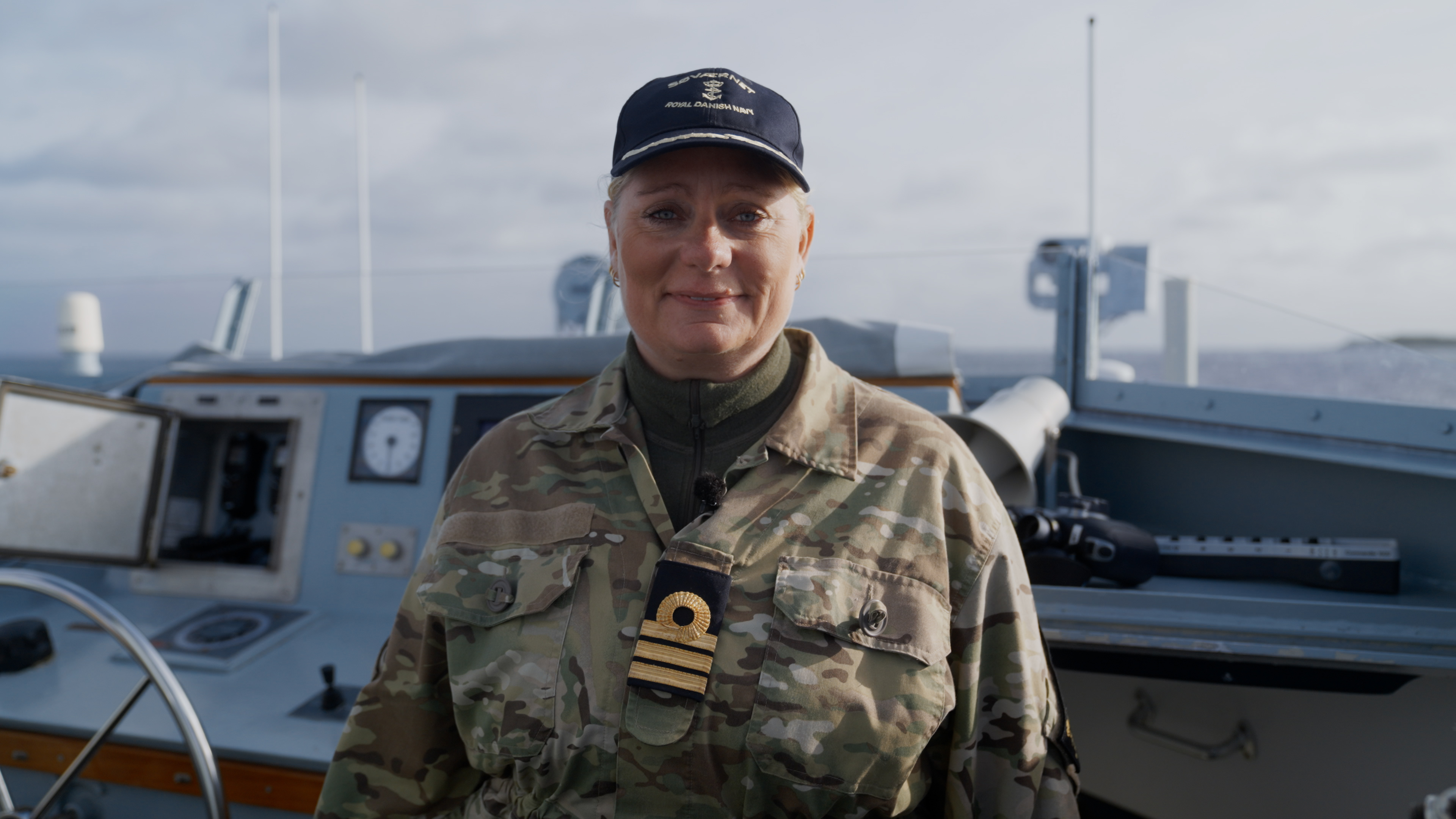 Orlogskaptajn Henriette står ved roret og smiler ind i kameraet