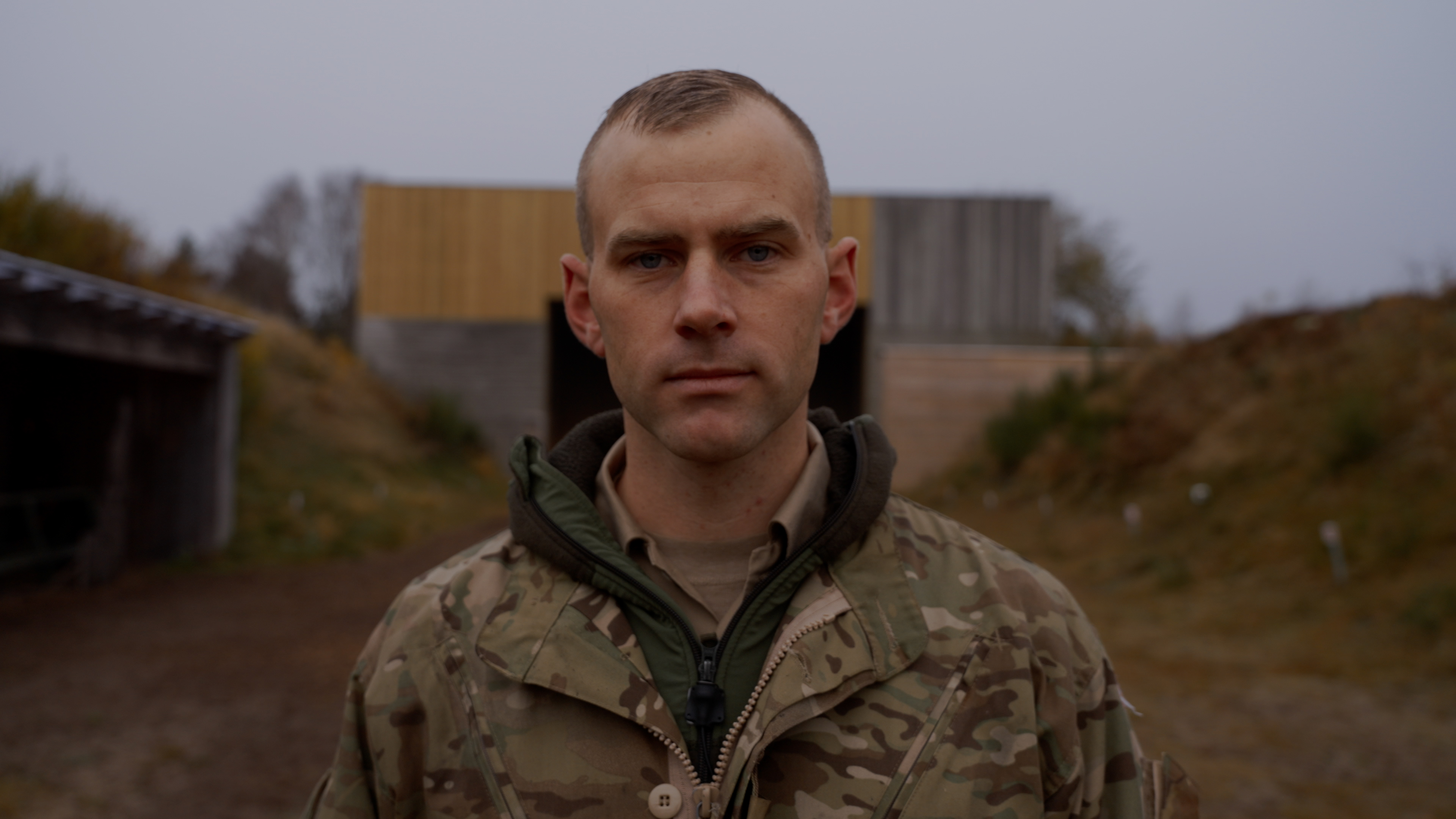 Våbenmekaniker Jesper står afslappet og kigger ind i kameraet