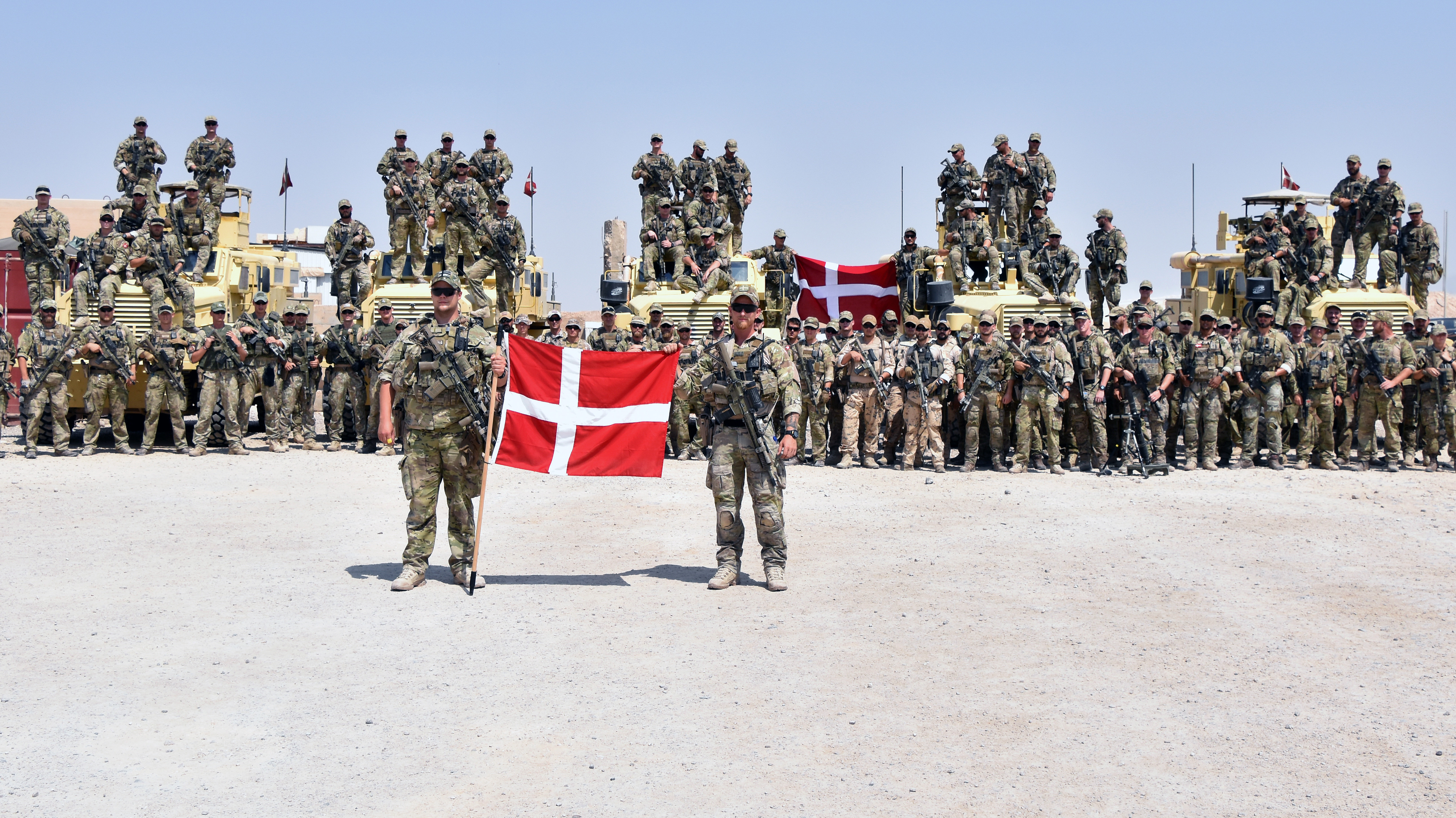 Billede af en masse danske soldater med danske flag.