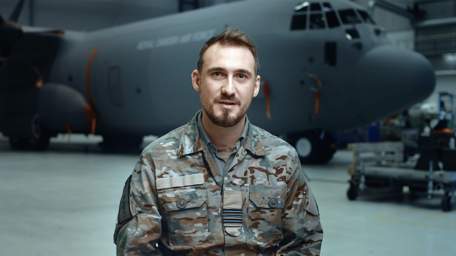 Teknikofficer Kasper står foran Hercules transportfly