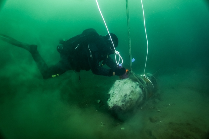 Minedykker der er ved at hæve bombe fra havbunden