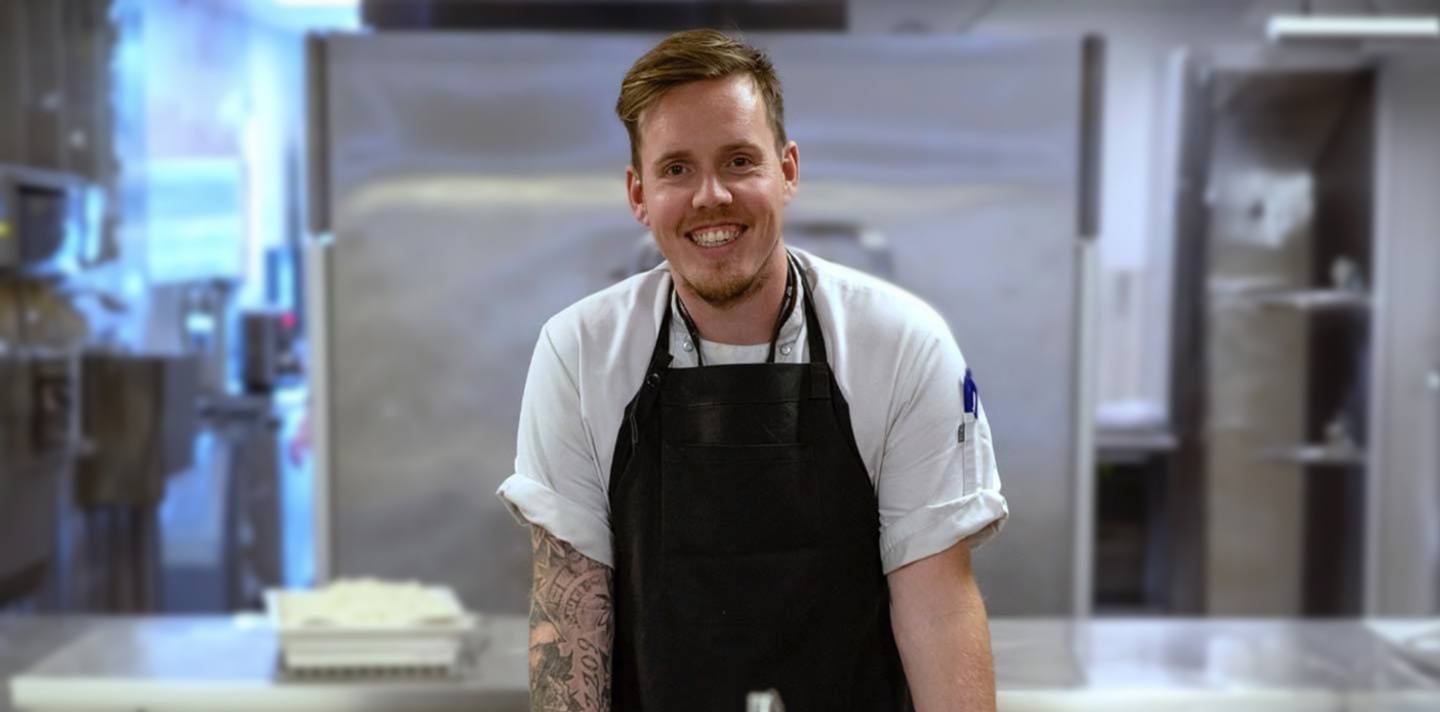 Sebastian portrætfoto i køkkenet