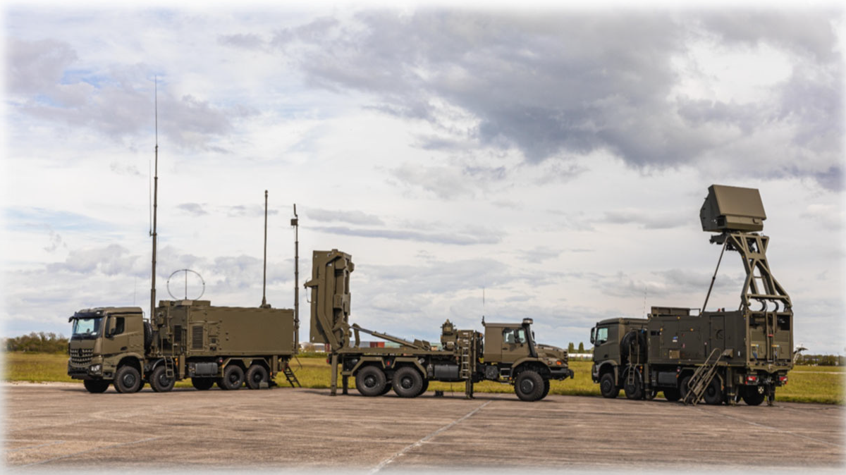 Inviter teammedlemmer Du sagde: Kan du finde min seneste anmodning om omskrivning af faq frem? Webredaktør Janne sagde: Jeg kan ikke se nogen tidligere anmodning fra dig om at omskrive en FAQ. Hvis du sender teksten igen, omskriver jeg den i Forsvarets tone med det samme. Du sagde: ANSØGNINGSSKEMAER Ansøgning til Forsvarets Dag Ønsker du at møde tidligere til Forsvarets Dag, end du bliver indkaldt automatisk (mand). Eller er du kvinde og ønsker at møde på Forsvarets Dag, skal du søge via borger.dk Ansøgning om at komme til Forsvarets Dag (pdf) SÅDAN INDSENDER DU DIN ANSØGNING Log på borger.dk med dit Mit-ID og under punktet "Politi, retsvæsen, forsvar" vælge "Værnepligt". Alternativt kan du indsende ansøgningen via Digital post. Helbredsspørgeskema til Forsvarets Dag HVORFOR SKAL JEG INDSENDE ET HELBREDSSPØRGESKEMA? Formålet med helbredsspørgeskemaet er, at sessionslægen på Forsvarets Dag får det bedst mulige grundlag for at kunne vurdere, om du er egnet til værnepligtstjeneste. Derfor er det vigtigt, at du udfylder helbredsspørgeskemaet så præcist som muligt. Hvis du som mand ikke udfylder helbredsspørgeskemaet, vil du alligevel automatisk blive indkaldt. HVORNÅR SKAL JEG INDSENDE ET HELBREDSSPØRGESKEMA? Cirka 6-9 måneder før du skal sessionsbehandles på Forsvarets dag, vil alle mødepligtige få tilsendt brev vedrørende Forsvarets dag og blive opfordret om at udfylde et digitalt helbredsspørgeskema. HVIS DU HAR FUNKTIONSNEDSÆTTELSE ELLER ANDET HANDICAP Det er særligt vigtigt, at vi modtager dine helbredsoplysninger, hvis du har en funktionsnedsættelse eller et andet handicap. Hvis du er forhindret i selv at udfylde det, kan du få hjælp af dine forældre, værge eller støtteperson til at udfylde helbredsspørgeskemaet. Hvis vi ikke modtager dine helbredsoplysninger, vil du blive indkaldt til Forsvarets Dag. Læs om de flest stillede spørgsmål om værnepligtens helbredskrav SESSIONSBEDØMMELSE AF VÆRNEPLIGTIGE (SAV) Ønsker du at læse om det faglige grundlag, som sessionslægerne benytter til at bedømme de værnepligtiges helbred ift. at blive bedømt egnet eller uegnet, kan du læse mere i dette SAV-dokument. SÅDAN INDSENDER DU DIT HELBREDSSPØRGESKEMA Det tager få minutter at udfylde helbredsspørgeskemaet, og du bør udfylde det snarest muligt. De fleste spørgsmål er opbygget med ét hovedspørgsmål og nogle underspørgsmål. Svarer du NEJ i hovedspørgsmålet, kan du straks fortsætte til næste hovedspørgsmål. Enkelte spørgsmål kræver et svar for at komme videre, er du i tvivl om dit svar, kan du blot skrive ”ved ikke”. Udfyld det digitale helbredsspørgeskema her. Download helbredsspørgeskema her og send med posten. Hurtigere til Forsvarets Dag KAN JEG KOMME HURTIGERE TIL FORSVARETS DAG? Hvis du ikke har været på Forsvarets Dag (tidligere kaldet session) endnu, men er ret sikker på, at du gerne vil tage en værnepligtsuddannelse, er det muligt at søge om at fremskynde datoen, hvor du skal til Forsvarets Dag. På den måde kan du hurtigere få afklaret, om du er egnet til værnepligt, og i så fald kan du hurtigere søge ind. FØLGENDE SKAL VÆRE OPFYLDT Du kan ansøge om at komme hurtigere på Forsvarets Dag det indeværende år, du fylder 18. Du skal være fyldt 18 år for at påbegynde din værnepligtstjeneste. SÅDAN ANSØGER DU Du kan ansøge om at få fremskyndet datoen for Forsvarets Dag ved at skrive til os via Digital Post på borger.dk. Indsend via borger.dk. Hent pdf (hvis du ikke ønsker at indsende via borger.dk) Udsættelse af Forsvarets Dag KAN JEG UDSÆTTE FORSVARETS DAG? Du kan søge om at få udsat din indkaldelse til Forsvarets Dag, hvis du er under uddannelse. Du kan få udsættelse op til 1 år før du er færdig med din uddannelse. FØLGENDE SKAL VÆRE OPFYLDT Du er i gang med en uddannelse eller står i lære Din uddannelse skal være minimum 23 timer om ugen Du har mere end ca. 1½ år tilbage af uddannelsen Udsættelse kan maksimalt gives indtil et år før din uddannelse slutter. Udsættelse kan gives indtil udgangen af det år, du fylder 25 år. VIDSTE DU AT… Ønsker du værnepligtstjeneste og afslutter du din uddannelse om mindre end to år fra dags dato, skal du ikke søge om udsættelse. Hvis du ikke søger udsættelse til Forsvarets Dag, men vælger at deltage nu og bliver fundet egnet på Forsvarets Dag, kan du søge om udsættelse til selve værnepligtstjenesten, hvis du ikke har trukket frinummer. SÅDAN ANSØGER DU OM UDSÆTTELSE Hvis du ikke har mulighed for at sende via borger.dk bedes pdf-blanketten indsendes med posten til: Personelkommandoen Værnepligtssektionen Lautruphøj 8 2750 Ballerup Indsend via borger.dk. Hent pdf (hvis du ikke ønsker at indsende via borger.dk). Som bilag til din ansøgning skal du vedlægge dokumentation for uddannelsens eller studiets forventede afslutning. Det er vigtigt, at dokumentationen er underskrevet af uddannelsesstedet. Hvis underskrift og/eller datoer mv. mangler at blive udfyldt, vil dokumentationen blive sendt retur og sagsbehandlingen af din udsættelse vil derfor tage længere tid. SKAL JEG UDFYLDE HELBREDSSKEMAET, HVIS JEG VIL SØGE OM UDSÆTTELSE? Hvis du søger udsættelse, skal du IKKE udfylde helbredsspørgeskemaet, da du vil blive bedt om at udfylde dette igen, når din udsættelse udløber. Få ændret din sessionsbedømmelse KAN JEG FÅ ÆNDRET MIN SESSIONSBEDØMMELSE? Hvis du allerede har været på Forsvarets Dag, og er blevet erklæret ”uegnet”, kan du søge om at få ændret din sessionsbedømmelse. SÅDAN SØGER DU OM AT FÅ ÆNDRET DIN SESSIONSBEDØMMELSE Send en ansøgning via borger.dk, og det kan være en god ide, at vedhæfte dokumentation for, at den grund du tidligere blev vurderet uegnet på er forbedret. Indsend via borger.dk (Brug MitID) Hent pdf (hvis du ikke ønsker at indsende via borger.dk) Hvis du ikke har mulighed for at sende via borger.dk bedes pdf-blanketten indsendes med posten til: Personelkommandoen Værnepligtssektionen Lautruphøj 8 2750 Ballerup Fritagelse for værnepligt (Færøerne/Grønland) KAN JEG BLIVE FRITAGET FOR VÆRNEPLIGT? Hvis du har været bosat på Færøerne eller Grønland og ønsker at ansøge om fritagelse for at blive indkaldt til Forsvarets Dag, skal du udfylde denne formular senest 4 uger efter du har modtaget det første brev fra os om Forsvarets Dag. Har du boet på Færøerne i samlet 10 år, skal du vedlægge dokumentation fra Det Centrale Personregister under Færøernes Landsstyre om dit ophold på Færøerne. Denne dokumentation skal du selv fremskaffe, da vi ikke kan tjekke bopælshistorik på Færøerne. Hvis du er flyttet til Danmark fra Færøerne eller Grønland (efter at have haft ophold der i mindst 10 år sammenlagt) kan du ansøge om fritagelse for værnepligt i Danmark. Hvis du mener at opfylde dette krav og ønsker fritagelse for værnepligt, skal du bruge ansøgningsskemaet ”Fritagelse for værnepligt i Danmark (Færøerne eller Grønland)”. SÅDAN SØGER DU OM FRITAGELSE Du skal søge om fritagelse for værnepligt ved at anvende linket herunder. (Du skal bruge dit MitID) Fritagelse for værnepligt. Hent pdf (hvis du ikke ønsker at indsende via borger.dk) Hvis du ikke har mulighed for at sende via borger.dk bedes pdf-blanketten indsendes med posten til: Personelkommandoen Værnepligtssektionen Lautruphøj 8 2750 Ballerup Tilladelse til at aftjene dansk værnepligtstjeneste som udenlandsk statsborger Hvis du er udenlandsk statsborger, kan du ansøge om tilladelse til at søge ind på en værnepligtsuddannelse i Danmark. Ud over bopæl i Danmark lægges der vægt på, om du har opholds- og arbejdstilladelse i Danmark, din øvrige tilknytning til Danmark og om du har søgt eller agter at søge dansk statsborgerskab. Som udenlandsk statsborger skal du i en skriftlig ansøgning erklære dig indforstået med, at en værnepligtstjeneste forudsætter: at du på Forsvarets Dag bliver bedømt egnet eller begrænset egnet til værnepligtstjeneste at du ud over den første samlede tjeneste er til rådighed efter de til enhver tid gældende bestemmelser at en værnepligtstjeneste ikke fritager dig for eventuelle tjenesteforpligtelser i dit hjemland. En forudsætning for at blive bedømt egnet eller begrænset egnet på Forsvarets Dag er bl.a., at du i passende omfang behersker det danske sprog i skrift og tale. Din opholds- og arbejdstilladelse skal også være gyldig, så du eventuelt kan nå at aftjene en værnepligt, hvis du vælger at indgå en aftale om dette. Indsend via borger.dk (Brug MitID) Ansøgning om tilladelse til at aftjene værnepligtstjeneste som udenlandsk statsborger. Hvis du ikke har mulighed for at sende via borger.dk bedes pdf-blanketten indsendes med posten til: Personelkommandoen Værnepligtssektionen Lautruphøj 8 2750 Ballerup Ansøgning til den supplerende helbredsundersøgelse Ønsker du, at aftjene en værnepligtsuddannelse, som kræver du har A1, A2, B eller C og tog du ikke imod tilbuddet om den supplerende helbredsundersøgelse, da du var på Forsvarets Dag. Forud for den supplerende helbredsundersøgelse, skal du udfylde robusthedsscreeningen, som vil blive tilsendt i et separat brev forud for du indkaldes til Forsvarets Dag. Så kan du søge via borger.dk SÅDAN INDSENDER DU DIN ANSØGNING Log på borger.dk med dit MitID og under punktet ”politi, retsvæsen, forsvar” vælge ”værnepligt” og herefter ”Ansøgninger vedrørende Forsvarets Dag”. Alternativt kan du sende ansøgningen via Digital Post. Ansøgning om at komme til den supplerende helbredsundersøgelse (PDF) Hvis du ikke har mulighed for at sende via borger.dk bedes pdf-blanketten indsendes med posten til: Personelkommandoen Værnepligtssektionen Lautruphøj 8 2750 Ballerup Webredaktør Janne sagde: Her er din FAQ omskrevet i en kort, klar og webvenlig version – uden nye fakta og i Forsvarets tone. Ansøgningsskemaer Ansøgning til Forsvarets Dag Vil du møde tidligere end din automatiske indkaldelse (som mand)? Eller er du kvinde og ønsker at deltage? Så skal du søge via borger.dk. Ansøgning om at komme til Forsvarets Dag (pdf) Sådan indsender du ansøgningen Log ind på borger.dk med MitID. Gå til Politi, retsvæsen, forsvar → Værnepligt. Du kan også sende ansøgningen via Digital Post. Helbredsspørgeskema til Forsvarets Dag Hvorfor skal jeg indsende et helbredsspørgeskema? Sessionslægen bruger dine oplysninger til at vurdere, om du er egnet til værnepligt. Udfyld derfor skemaet så præcist som muligt. Som mand bliver du indkaldt automatisk – også hvis du ikke indsender skemaet. Hvornår skal jeg indsende skemaet? Cirka 6–9 måneder før du skal på Forsvarets Dag får du et brev med link til det digitale skema. Hvis du har en funktionsnedsættelse eller et handicap Så er dine helbredsoplysninger særligt vigtige. Du kan få hjælp af forældre, værge eller støtteperson. Hvis vi ikke får dine oplysninger, bliver du indkaldt til Forsvarets Dag. Læs de oftest stillede spørgsmål om helbredskrav Læs om grundlaget for sessionslægernes vurderinger i SAV-dokumentet Sådan indsender du helbredsspørgeskemaet Det tager få minutter. Udfyld det så hurtigt som muligt. Spørgsmålene er bygget op med hovedspørgsmål og underspørgsmål. Svarer du nej til hovedspørgsmålet, går du direkte videre. Er du i tvivl, kan du skrive ved ikke. Udfyld det digitale helbredsspørgeskema Download skema som pdf og send det med posten Hurtigere til Forsvarets Dag Kan jeg komme hurtigere afsted? Ja. Er du sikker på, at du vil aftjene værnepligt, kan du søge om at få fremskyndet din dato. Så får du hurtigere svar på, om du er egnet. Det skal være opfyldt Du kan søge om fremskyndelse det år, du fylder 18. Du skal være fyldt 18 for at starte i værnepligt. Sådan ansøger du Skriv til os via Digital Post på borger.dk. Indsend via borger.dk Hent pdf-blanket Udsættelse af Forsvarets Dag Kan jeg få udsættelse? Ja, hvis du er under uddannelse. Du kan få udsættelse op til ét år før, du afslutter din uddannelse. Det skal være opfyldt Du er i gang med en uddannelse eller i lære Uddannelsen er på mindst 23 timer om ugen Du har mere end ca. 1½ år tilbage Udsættelse gives senest til et år før afslutning Du kan få udsættelse indtil udgangen af det år, du fylder 25 Vidste du… Hvis du snart er færdig (under to år), og du ønsker værnepligt, skal du ikke søge udsættelse. Deltager du nu og bliver bedømt egnet, kan du søge udsættelse af selve tjenesten, hvis du ikke har fået frinummer. Sådan ansøger du om udsættelse Indsend via borger.dk Eller send pdf-blanketten til: Personelkommandoen, Værnepligtssektionen, Lautruphøj 8, 2750 Ballerup Husk at vedlægge dokumentation for uddannelsens forventede slutdato. Den skal være underskrevet af uddannelsesstedet. Mangler underskrift eller datoer, bliver dokumentationen sendt retur. Skal jeg udfylde helbredsskemaet? Nej. Hvis du søger udsættelse, skal du ikke udfylde helbredsskemaet nu. Du bliver bedt om det igen, når udsættelsen udløber. Ændring af sessionsbedømmelse Kan jeg få ændret min bedømmelse? Ja. Hvis du tidligere blev vurderet uegnet, kan du søge om en ny vurdering. Sådan gør du Send en ansøgning via borger.dk. Det er en fordel at vedhæfte dokumentation for, at forholdet er ændret. Indsend via borger.dk (MitID) Hent pdf-blanket Eller send blanketten til: Personelkommandoen, Værnepligtssektionen, Lautruphøj 8, 2750 Ballerup Fritagelse for værnepligt (Færøerne/Grønland) Kan jeg blive fritaget? Hvis du har boet på Færøerne eller Grønland i minimum 10 år, kan du søge om fritagelse. Du skal sende ansøgningen senest 4 uger efter, du modtager dit første brev om Forsvarets Dag. Du skal selv hente dokumentation for bopæl på Færøerne via Det Centrale Personregister under Færøernes Landsstyre. Hvis du flytter til Danmark efter mindst 10 års samlet ophold i Færøerne/Grønland, kan du søge fritagelse i Danmark. Sådan søger du Brug MitID og ansøg via linket Fritagelse for værnepligt Hent pdf-blanket Eller send blanketten til: Personelkommandoen, Værnepligtssektionen, Lautruphøj 8, 2750 Ballerup Udenlandsk statsborger – tilladelse til værnepligt Er du udenlandsk statsborger og vil tage en værnepligtsuddannelse i Danmark, skal du søge om tilladelse. Der lægges vægt på bopæl, opholds- og arbejdstilladelse, tilknytning til Danmark og evt. ansøgning om statsborgerskab. I ansøgningen skal du erklære dig indforstået med, at: du skal bedømmes egnet eller begrænset egnet på Forsvarets Dag du er til rådighed efter gældende regler tjenesten ikke fritager dig for forpligtelser i dit hjemland Du skal kunne dansk i tale og skrift og have gyldig opholds- og arbejdstilladelse. Indsend via borger.dk Hent pdf-blanket Eller send til: Personelkommandoen, Værnepligtssektionen, Lautruphøj 8, 2750 Ballerup Supplerende helbredsundersøgelse Hvis du ønsker en uddannelse, der kræver A1, A2, B eller C, og du ikke tog imod tilbuddet om supplerende helbredsundersøgelse på Forsvarets Dag, kan du søge nu. Du får robusthedsscreeningen i et separat brev før indkaldelse. Sådan indsender du ansøgningen Log ind på borger.dk → Politi, retsvæsen, forsvar → Værnepligt → Ansøgninger vedrørende Forsvarets Dag. Du kan også sende den via Digital Post. Ansøgning om supplerende helbredsundersøgelse (pdf) Eller send til: Personelkommandoen, Værnepligtssektionen, Lautruphøj 8, 2750 Ballerup Hvis du vil have FAQ’en opdelt i klare sektioner, forsider, korte teasere eller en helt anden struktur, så sig bare til. Du sagde: Vil du omskrive denne faq om kvinder i værnepligt: Hvad kræver det at komme ind i værnepligten? Du skal erklæres enten begrænset egnet eller egnet på Forsvarets Dag - ellers er der ikke nogen specifikke krav. Det kan dog være en fordel at være i form, men hvis du ikke er det, skal det nok komme i løbet af værnepligten. Der kan være nogen specifikke krav til den nye værnepligt, hvis du ønsker at starte værnepligtstjeneste fra august 2026. Kan det være en god ide at læse mere om de nye værnepligtsuddanelser. Hvornår og hvor hurtigt kan jeg komme til Forsvarets Dag? I det år du fylder 18, vil du modtage en indkaldelse til Forsvarets Dag via e-Boks. Du kan blive sessionsbehandlet i det kalenderår, du fylder 18. Læs nærmere her Foregår Forsvarets Dag anderledes for mig? Forsvarets Dag gennemføres ens for mænd og kvinder, og alle har eget omklædningsrum i forbindelse med helbredsundersøgelsen. Læs mere om Forsvarets Dag Er der en fysisk test på Forsvarets Dag? Nej, det er der ikke. Der er en skriftlig prøve samt en helbredsvurdering. Adgangskravet til at blive værnepligtig er, at du bliver erklæret enten begrænset egnet eller egnet på Forsvarets Dag. Det vil dog være meget fornuftigt at træne dig op, inden du påbegynder din værnepligtstjeneste. Skal jeg kunne bestå den fysiske basistest, når jeg starter i værnepligten? Nej det behøver du ikke, men det kan være en god idé, at du træner op inden. Det vil være til din egen fordel, når du starter. Er værnepligten hård rent fysisk? Under selve værnepligten skal du forvente at deltage i en del fysiske opgaver, herunder kunne gå marchture med fuld oppakning, bære våben og lignende. Der vil være lektioner i militær fysisk træning undervejs, hvor du også lærer hvilke muskler, der er gode at træne, men det er klart en fordel at have trænet op, inden du påbegynder din værnepligtstjeneste. Hvor meget vejer en rygsæk, når man skal på felttur? Det er meget forskelligt og afhænger af opgaven. Men du skal forvente, at kunne bære en taske på omkring 15-20 kg. Kan jeg få en militær uddannelse, hvor jeg ikke skal udsendes? Det skal normalt forventes at være en del af uddannelsen. Så ansættes du i Forsvaret, skal du afhængigt af kontrakten acceptere at blive udsendt, hvis det bliver aktuelt. Skal kvinder udsendes? Ansættes man i Forsvaret skal man afhængig af kontrakten acceptere at blive udsendt, hvis det bliver aktuelt – uanset køn. Må jeg have langt hår? Ja, det må du godt. Dog kan du blive bedt om at benytte udleveret hårnet i nogle situationer, hvis håret kan være til fare. Vil jeg have fri i weekenderne? Som udgangspunkt har du fri i weekenderne. Dog kan der forekomme enkelte weekender, hvor der kan være vagttjeneste og/eller forlænget tjeneste. Har jeg tid til at se familie, venner, kæreste etc.? Ja, du har som udgangspunkt fri hver weekend, hvor du kan bruge tid sammen med dem. Hvad hvis jeg har børn? Det er ikke muligt at medbringe børn under din værnepligt. Forsvaret har ingen aftaler om børnepasning. Har du børn derhjemme og kan finde en pasningsordning, der ikke har indflydelse på din værnepligt, er dette ok. Webredaktør Janne sagde: Kvinder i værnepligt – FAQ Hvad kræver det at komme ind i værnepligten? Du skal erklæres egnet eller begrænset egnet på Forsvarets Dag. Der er ingen andre krav. Det hjælper at være i rimelig form, men du bliver stærkere undervejs i forløbet. Fra august 2026 kan nogle af de nye værnepligtsuddannelser få særlige krav. Hvis du overvejer at starte dér, er det en god idé at læse mere om dem. Hvornår kan jeg komme til Forsvarets Dag? I det år, du fylder 18, får du en indkaldelse i e-Boks. Du kan blive sessionsbehandlet i det kalenderår, du fylder 18. Læs mere her. Er Forsvarets Dag anderledes for mig som kvinde? Nej. Forsvarets Dag er den samme for mænd og kvinder. Alle har eget omklædningsrum i forbindelse med helbredsundersøgelsen. Læs mere om Forsvarets Dag. Er der en fysisk test på Forsvarets Dag? Nej. Du skal igennem en skriftlig prøve og en helbredsvurdering. Du bliver kun optaget, hvis du vurderes egnet eller begrænset egnet. Det er en god idé at begynde træningen, før du starter i værnepligten. Skal jeg kunne bestå den fysiske basistest, når jeg starter? Nej. Men du får en lettere start, hvis du har trænet lidt på forhånd. Er værnepligten hård fysisk? Du skal regne med fysisk arbejde i hverdagen: marchture med oppakning, våbenhåndtering og andre praktiske opgaver. Du får undervisning i militær fysisk træning, men du står stærkere, hvis du allerede er i gang med at træne. Hvor meget vejer en rygsæk på felttur? Det varierer efter opgaven, men regn med ca. 15–20 kg. Kan jeg tage en militær uddannelse uden at blive udsendt? Som ansat i Forsvaret skal du – afhængigt af din kontrakt – kunne udsendes, hvis behovet opstår. Det gælder alle. Bliver kvinder udsendt? Ja, på samme vilkår som mænd. Det afhænger af din kontrakt og Forsvarets behov. Må jeg have langt hår? Ja. I nogle situationer kan du blive bedt om at bruge hårnet af sikkerhedshensyn. Har jeg fri i weekenderne? Som udgangspunkt ja. Der kan dog være enkelte weekender med vagter eller længere øvelser. Har jeg tid til familie, venner eller kæreste? Ja. De fleste weekender er fri, så du kan være sammen med dem, du holder af. Hvad hvis jeg har børn? Du kan ikke have børn med under værnepligten, og Forsvaret tilbyder ikke børnepasning. Har du en pasningsordning derhjemme, som betyder, at du kan møde normalt, er det helt fint. Du sagde: Uploadet billede Vil du lave alt-tekst? Webredaktør Janne sagde: En gruppe soldater i camouflageuniform bevæger sig gennem en forhindringsbane i skoven. Forrest ses en kvindelig soldat med fletning og hjelm, der er ved at komme over en stor træstamme, mens andre soldater følger efter i baggrunden. Du sagde: Den skal gerne være under 125 tegn Webredaktør Janne sagde: Kvindelig soldat i camouflage klarer en træstamme på en forhindringsbane, mens holdkammerater følger efter i skoven. Du sagde: Vil du omskrive: Hvorfor tage hjem, når du kan tage videre? Hverdagen i Forsvaret behøver ikke at stoppe, når du afslutter din værnepligt. Du har rig mulighed for at fortsætte din uddannelse bag hegnet og udvikle dig endnu mere - både personligt og fagligt. Glæd dig til Forsvarets Karrieredag, hvor du får mulighed for at tale med dedikerede medarbejdere fra Hæren, Flyvevåbnet, Søværnet, Forsvarets Vedligeholdelsestjeneste, Specialstyrkerne, Beredskabsstyrelsen og Hjemmeværnet. De er alle klar til at fortælle om spændende arbejdsopgaver, stærke fællesskaber og udviklende karrieremuligheder. Webredaktør Janne sagde: Hvorfor tage hjem, når du kan tage næste skridt? Din hverdag i Forsvaret behøver ikke slutte med værnepligten. Du kan bygge videre på det, du allerede har lært, og udvikle dig endnu mere – både personligt og fagligt. Til Forsvarets Karrieredag kan du møde medarbejdere fra Hæren, Flyvevåbnet, Søværnet, Forsvarets Vedligeholdelsestjeneste, Specialstyrkerne, Beredskabsstyrelsen og Hjemmeværnet. De står klar til at fortælle om deres opgaver, fællesskaber og de mange veje, du kan gå i Forsvaret. Du sagde: Vil du omskrive: Officersuddannelsen er for dig, der ønsker at udvikle dig som leder og tage ansvar i udfordrende situationer. Her får du både teoretisk viden og praktiske redskaber, der forbereder dig på at træffe beslutninger under pres og lede med mod. Webredaktør Janne sagde: Officersuddannelsen er for dig, der vil udvikle dig som leder og tage ansvar, når det gælder. Du får både teori og praktiske værktøjer, så du er klar til at træffe beslutninger under pres og lede med ro og mod. Du sagde: Teksten skal fungere som intro til officer-kampagnesiden og skal inspirere kommende officeraspiranter til at gå op opdagelse i officersuniverset og søge uddannelsen. Webredaktør Janne sagde: Her er en omskrevet intro, der inspirerer og inviterer til at gå på opdagelse – uden at tilføje nye fakta: Officersuddannelsen er for dig, der drømmer om at stå forrest, tage ansvar og lede andre i situationer, hvor det virkelig gælder. Her får du både den faglige ballast og de praktiske værktøjer, der gør dig klar til at træffe sikre beslutninger under pres og lede med ro, retning og mod. Dyk ind i officersuniverset – og se, om det er her, din næste store udfordring begynder. Du sagde: Vil du omskrive: Godt at vide Du kan søge med en bachelor/professionsbachelor – eller med en gymnasial baggrund. Særlige krav gælder for maskintekniske og våben-/elektroniktekniske officerer i Søværnet (kræver teknisk bachelor eller maskinmester). Er du allerede ansat i Forsvaret og ønsker at blive officer? Find din vej til at blive officer her. Du behøver ikke at have tidligere erfaring fra Forsvaret. Du får løn under uddannelse og bruger ikke SU-klip. Du bliver tilbudt dit første job efter færdiggjort uddannelse. Læs mere om optagelse og ansøgningsproces her Webredaktør Janne sagde: Godt at vide Du kan søge, hvis du har en bachelor, professionsbachelor eller en gymnasial uddannelse. For maskintekniske og våben-/elektroniktekniske officerer i Søværnet gælder særlige krav – her skal du have en teknisk bachelor eller være maskinmester. Er du allerede ansat i Forsvaret og vil være officer? Så kan du se dine muligheder her. Du behøver ikke erfaring fra Forsvaret. Du får løn under uddannelsen og bruger ikke SU-klip. Når du er færdiguddannet, bliver du tilbudt dit første job. Læs mere om optagelse og ansøgningsproces her. Du sagde: Vil du omskrive: En officersuddannelse giver dig meget mere end en militær karriere. Du lærer at lede under pres, at skabe klarhed i komplekse situationer og at udvikle andre mennesker – kompetencer, der er eftertragtede i både private virksomheder og offentlige organisationer. Mange tidligere officerer bruger i dag deres erfaringer til at drive teams i erhvervslivet, stå i spidsen for større projekter eller tage ansvar i internationale sammenhænge. Det er en uddannelse, der træner dig i at tænke strategisk, handle beslutsomt og stå stærkt som leder – uanset hvor din vej fører dig hen. Læs mere om ledelse her Webredaktør Janne sagde: En officersuddannelse giver dig kompetencer, du kan bruge langt ud over Forsvaret. Du lærer at lede, når tempoet er højt, skabe overblik i komplekse situationer og udvikle mennesker omkring dig – færdigheder, som mange arbejdspladser efterspørger. Flere tidligere officerer bruger i dag deres erfaring til at lede teams, drive projekter eller tage ansvar i internationale miljøer. Uddannelsen træner dig i at tænke strategisk, handle sikkert og stå stærkt som leder – uanset hvilken retning du vælger bagefter. Læs mere om ledelse her. Du sagde: Vil du omskrive: Hvordan er det at starte på officersuddannelsen? Få indblik i livet som kommende officer – fra undervisning og øvelser til fællesskab og udfordringer. Webredaktør Janne sagde: Hvordan er det at starte på officersuddannelsen? Her får du et indblik i hverdagen som kommende officer – fra undervisning og øvelser til fællesskab, rutiner og de udfordringer, der udvikler dig undervejs. Du sagde: Vil du stramme denne tekst op og gøre den super inspirerende: Udforsk de ni uddannelser, studielivet, ansøgningsprocessen og karrieremulighederne som officer. Webredaktør Janne sagde: Udforsk de ni uddannelser, studielivet, optagelsen og de mange karriereveje som officer – og se, hvor langt du kan nå. Du sagde: Uploadet billede Uploadet billede Uploadet billede Uploadet billede Uploadet billede Vil du lave alt-tekster til disse billeder: Webredaktør Janne sagde: Her er korte alt-tekster til alle billeder (alle under 125 tegn): Burpees-billede Mand ligger fladt på maven som del af en burpee-øvelse. Basiskrav-tabel Tabel med basiskrav for udholdenhed og styrke opdelt efter alder. Split squat-billede Mand viser start- og slutposition i en split squat. Dips på bænk-billede Mand udfører dips mellem to bænke med strakte ben. Træk til bryst-billede Mand laver vandret træk til bryst under en lav bjælke. Du sagde: Vil du omskrive denne øvelsesbeskrivelse: KRAV TIL ØVELSEN Udgangsposition: Stående med hænderne i siden og fødderne forskudt i længderetningen. Afstanden mellem fødderne er valgfri. Det anbefales at have ca. en hoftebreddes afstand mellem fødderne i tværretningen af hensyn til balancen. En gentagelse: Med hænderne i siden knæles ned til bagerste knæ berører underlaget (bundpunkt), retur til forreste ben er strakt (toppunkt). I hvert sæt foretages det krævede antal gentagelser med både højre og venstre ben, inden skift med makker. Øvelsen gennemføres sammenhængende og kontinuerligt. Liggeunderlag kan anvendes under bagerste knæ, da knæet skal berøre underlaget. Webredaktør Janne sagde: Krav til øvelsen Udgangsposition: Stå med hænderne i siden og fødderne forskudt frem og tilbage. Afstanden mellem fødderne vælger du selv, men hav gerne cirka hoftebredde mellem dem på tværs – det giver bedre balance. Sådan laver du én gentagelse: Sænk dig roligt ned, til det bagerste knæ rører gulvet. Rejs dig op igen, til det forreste ben er helt strakt. Lav det angivne antal gentagelser på både højre og venstre ben, før du skifter med din makker. Øvelsen skal udføres i et jævnt og sammenhængende tempo. Du kan lægge et underlag under det bagerste knæ, da det skal ned og røre underlaget i hver gentagelse. Du sagde: Samme her: 1 sæt af 5, 10 eller 15 gentagelser i henhold til tabel. KRAV TIL ØVELSEN Udgangsposition: Stående som vist på billedet. En gentagelse: Ned på maven, løft hænderne fra underlaget (bundpunkt), retur til udgangsposition efterfulgt af hop (toppunkt). Hændernes placering under hoppet er valgfri. Øvelsen gennemføres sammenhængende og kontinuerligt. Liggeunderlag kan anvendes. Webredaktør Janne sagde: 1 sæt af 5, 10 eller 15 gentagelser – se tabellen for dit niveau. Krav til øvelsen Udgangsposition: Stå oprejst som vist på billedet. Sådan laver du én gentagelse: Gå ned på maven, løft hænderne fra underlaget, og kom derefter tilbage til stående position. Afslut med et hop. Håndplaceringen under hoppet vælger du selv. Øvelsen udføres i et jævnt og sammenhængende tempo. Du kan bruge et underlag, hvis du ønsker det. Du sagde: Uploadet billede Vil du lave alt-tekst: Webredaktør Janne sagde: Soldat i uniform taler med en civil mand ved et bord under en samtale på kontor. Du sagde: Vil du omskrive denne: EN HYLDEST TIL RESERVISTER OG FRIVILLIGE Den sidste onsdag i september kan alle reservister og frivillige i Forsvaret, Hjemmeværnet, Beredskabsstyrelsen og Kystredningstjenesten bære deres uniform på deres job eller studie. Webredaktør Janne sagde: En hyldest til reservister og frivillige Den sidste onsdag i september kan alle reservister og frivillige i Forsvaret, Hjemmeværnet, Beredskabsstyrelsen og Kystredningstjenesten bære uniform på deres job eller studie. Du sagde: Hov, jeg manglede noget af teksten. Her kommer det hele: EN HYLDEST TIL RESERVISTER OG FRIVILLIGE Den sidste onsdag i september kan alle reservister og frivillige i Forsvaret, Hjemmeværnet, Beredskabsstyrelsen og Kystredningstjenesten bære deres uniform på deres job eller studie. Dagen er til for at gøre det tydeligt, hvor mange der gør en ekstra indsats for, at vi alle kan have et trygt samfund i Danmark. Vi har ca. 3.000 reservister, der har en rådighedskontrakt med Forsvaret, Hjemmeværnet eller Beredskabsstyrelsen. Hjemmeværnet har ca. 43.000 frivillige, hvoraf ca. 13.000 er aktive. Der er ca. 450 frivillige i Beredskabsstyrelsen, og ca. 200 frivillige i Kystredningstjenesten. Læs mere om dagen på uniformpåjobbetdag.dk Webredaktør Janne sagde: En hyldest til reservister og frivillige Den sidste onsdag i september kan alle reservister og frivillige i Forsvaret, Hjemmeværnet, Beredskabsstyrelsen og Kystredningstjenesten bære deres uniform på job eller studie. Dagen gør det synligt, hvor mange der lægger en ekstra indsats for trygheden i Danmark. Vi har omkring 3.000 reservister med rådighedskontrakt i Forsvaret, Hjemmeværnet eller Beredskabsstyrelsen. Hjemmeværnet har ca. 43.000 frivillige, hvoraf cirka 13.000 er aktive. Der er ca. 450 frivillige i Beredskabsstyrelsen og omkring 200 i Kystredningstjenesten. Læs mere om dagen på uniformpåjobbetdag.dk. Du sagde: Uploadet billede Vil du skrive alt-tekst Webredaktør Janne sagde: Militærperson i grøn flyverdragt står med krydsede arme foran en ambulance med åben bagdør. Du sagde: Vil du omskrive: HVORDAN KAN JEG BLIVE RESERVIST ELLER FRIVILLIG? Læs mere om dine muligheder for at blive reservist i Forsvaret eller frivillig i Hjemmeværnet og Beredskabsstyrelsen. Webredaktør Janne sagde: Hvordan bliver jeg reservist eller frivillig? Læs mere om dine muligheder for at blive reservist i Forsvaret eller frivillig i Hjemmeværnet og Beredskabsstyrelsen. Du sagde: Vil du omskrive, så teksten er indbydende: Vi åbner hele verden for dig Læs mere om de mange forskellige uddannelser, jobs og elevpladser som Forsvaret byder på. Webredaktør Janne sagde: Vi åbner verden for dig Tag et kig på de mange uddannelser, jobs og elevpladser i Forsvaret – og find den vej, der passer til dig. Du sagde: Kan du ikke foreslå et tekst der kan kommer frem på en søgeside, og som siger, at der ingen resultater er fundet. Webredaktør Janne sagde: Her er et bud i Forsvarets tone – kort, klart og imødekommende: Ingen resultater – men du kan sagtens komme videre Vi fandt ikke noget, der matcher din søgning. Prøv med andre ord, eller udforsk vores sider for at finde det, du leder efter. Du sagde: Uploadet billede Uploadet billede Uploadet billede Vil du lave alttekster Webredaktør Janne sagde: Her er alt-tekster til de tre billeder – alle korte og præcise: Soldater med kort To soldater i camouflage studerer et kort under en øvelse. Brandfolk i skovbrand To brandfolk løber gennem røgfyldt skov med brandslanger. Soldat med radio foran helikopter Soldat i uniform taler i radio foran en helikopter. Du sagde: Uploadet billede Vil du lave alttekst? Webredaktør Janne sagde: Person i redningsdragt sidder i en gummibåd på en rolig fjord omgivet af sneklædte bjerge. Du sagde: Jeg har brug for hjælp til at lave en intro til en side om jobbet som officer, der skal inspirere via portrætter og korte videoer, og samtidig indeholder noget om ledelse og officersjobbet. Du kan bruge disse tekstbidder som inspiration: Kom tættere på meningen med jobbet som officer. Oplev officerernes hverdag gennem videoer, artikler og podcast, og hør om deres lederskab, fællesskab og det meningsfulde i arbejdet. Gå på opdagelse og find ud af, om en karriere som officer er noget for dig. + Hvordan bliver du en god leder? Som officer skal du tage vare på dit mandskab og skabe rammerne for, at I kan løse opgaverne – også under pres. Det kræver både faglige og menneskelige kompetencer samt fysisk og mental styrke. Du skal kunne lede dig selv, mens du leder andre, og være villig til at udvikle dig løbende. Kend dine styrker og svagheder – det er nøglen til god ledelse. Webredaktør Janne sagde: Her er en intro, der samler det hele – inspirerende, webvenlig og i Forsvarets tone: Kom tættere på jobbet som officer Hvordan er det at stå i spidsen for et hold – også når presset stiger? Her kan du møde officerer i øjenhøjde og få indblik i deres hverdag gennem korte videoer og personlige portrætter. Du får et ærligt billede af lederskabet, fællesskabet og den mening, der driver dem. Som officer er du med til at skabe rammerne for, at dit mandskab kan løse opgaverne sikkert og effektivt. Det kræver både faglig viden, menneskeligt overskud og viljen til at udvikle dig hele vejen. Du skal kunne lede dig selv, mens du leder andre – og kende dine egne styrker og svagheder. Gå på opdagelse, og se om en karriere som officer er det næste skridt for dig. Du sagde: Vil du omskrive dette og lave en overskrift, der matcher. Det skal være introen til en side om Forsvarets mange ansigter - som skal give indblik i Forsvaret som en spændende og mangfoldig arbejdesplads og muligheder for både job og uddannelse:Forsvaret forbindes oftest med soldater iført camouflage i den velkendte grønne uniform. Den forestilling er ikke forkert, men dog langt fra hele sandheden. Her kommer du med bag hegnet, og får indblik i nogle af de opgaver og stillinger, som måske er overraskende eller ukendte for de fleste. Webredaktør Janne sagde: Forsvarets mange ansigter Når man tænker på Forsvaret, ser mange for sig soldater i camouflage. Det billede er rigtigt – men kun en lille del af virkeligheden. Her kan du komme med bag hegnet og få et ærligt indblik i de mange opgaver og stillinger, der holder Forsvaret kørende. Nogle vil måske overraske dig, andre har du måske aldrig hørt om. Udforsk mulighederne og se, hvor bred en arbejdsplads Forsvaret faktisk er – uanset om du drømmer om job, uddannelse eller nye veje i din karriere. Du sagde: Vil du omskrive og forkorte: Der er både nervøsitet og store forventninger i luften, da gruppen af unge ankommer til Varde Kaserne. Allerede den første dag lærer de, at man skal have styr på sine stumper. Webredaktør Janne sagde: Der er både spænding og sommerfugle i maven, da de unge ankommer til Varde Kaserne. Allerede første dag lærer de, at man skal have styr på sine ting. Du sagde: Vil du gøre det samme her: Det begynder at blive hårdt. Premierløjtnant Mars forklarer, hvorfor de skal begå fejl. Delingen udnævnes til sergentelever. Betyder det noget? Og kan man ikke være ligeglad med, hvilken farve ens baret har? Webredaktør Janne sagde: Det begynder at blive hårdt. Premierløjtnant Mars fortæller, hvorfor fejl er en del af læringen. Delingen bliver udnævnt til sergentelever – men hvad betyder det egentlig, og gør baret-farven en forskel? Du sagde: Samme her: Pernille savner sit skrivebord og sin café latte. Rias mærker, hvad det betyder at have uniform på. Premierløjtnant Mars minder delingen om, at det ikke er for sjov, at de træner. Webredaktør Janne sagde: Pernille savner sit skrivebord og sin café latte. Rias mærker, hvad det vil sige at bære uniform. Premierløjtnant Mars minder delingen om, at træningen har et alvorligt formål. Du sagde: Samme her: Det er blevet tid til Sort Sol - en af uddannelsens hårdeste øvelser. Hvor langt kan Pernille, Rias og de andre i 3. deling komme med positive tanker, når det handler om at holde motivationen oppe samtidig med, at de presses til det yderste? Webredaktør Janne sagde: Det er tid til Sort Sol – en af uddannelsens hårdeste øvelser. Hvor langt kan Pernille, Rias og resten af 3. deling nå med positive tanker, når motivationen skal holde, og de bliver presset helt ud på kanten? Du sagde: samme her: Rias og Pernille er kommet til Frederiksberg Slot. Nu føles det ikke længere unaturligt at kalde sig selv soldat, men hvordan er det at skulle løfte arven fra de mange tidligere officerer? Webredaktør Janne sagde: Rias og Pernille er nået til Frederiksberg Slot. Det føles ikke længere fremmed at kalde sig soldat – men hvordan er det at skulle løfte arven efter generationer af officerer før dem? Du sagde: Vil du omskrive og forkorte denne: Ledelse er en praktisk disciplin. Det er, når man bevæger sig ud af slottet og træner teorien i praksis, at man bliver bedre. Men det er også her man møder udfordringer. Hvem har styringen? Og handler ledelse om at turde stille sig i klaskehøjde? Webredaktør Janne sagde: Ledelse er noget, man lærer i praksis. Når man forlader slottet og omsætter teori til handling, bliver man både dygtigere og udfordret. Hvem tager styringen – og handler god ledelse om at turde stå forrest? Du sagde: Vil du omskrive og forkorte: Tag nu en f*king beslutning. Pernille vil helst samle mange informationer, før hun træffer en beslutning. Rias vil gerne have, at det går hurtigere. Hvad er bedst? Og vil moder natur slå dig ihjel, eller er det nærmere din udrustning, der vil det? Webredaktør Janne sagde: Pernille vil helst have alle detaljer, før hun beslutter sig. Rias vil have tempo på. Hvad er egentlig bedst? Og er det naturen, der er farlig – eller din egen udrustning? Du sagde: Samme øvelse her: Med fire måneder tilbage af officersuddannelsen, lakker tiden på skolebænken mod enden, mens alvoren af officersvirket melder sig for Mads, Oliver og de 90 andre akademikere. Webredaktør Janne sagde: Med fire måneder tilbage på uddannelsen er tiden på skolebænken ved at rinde ud, og alvoren ved officersrollen begynder for alvor at fylde hos Mads, Oliver og de 90 andre akademikere. Du sagde: Samme her: De unge akademikere skal gennemføre uddannelsens faldskærmskursus og overvinde deres frygt. Men er det nok bare at kaste sig ud i det, eller skal der mere til for at udvikle sig som menneske og leder? Webredaktør Janne sagde: De unge akademikere skal igennem faldskærmskurset og overvinde deres frygt. Men er det nok bare at springe – eller kræver udvikling som menneske og leder noget mere? Du sagde: Samme her: Uddannelsen er færdig og nu venter ansvaret på den anden side. Oliver, Mads og de andre kadetter bliver optaget i familien af danske officerer og skal være ledere for en gruppe soldater. Men først venter udnævnelsesugen … Webredaktør Janne sagde: Uddannelsen er slut, og nu venter ansvaret. Oliver, Mads og de andre kadetter træder ind i rækken af danske officerer og får snart deres egne soldater at lede. Men først står udnævnelsesugen for døren … Du sagde: Kan du gøre denne tekst lidt mere inspirerende. Den skal give en lyst til at læse mere om de spændende muligheder, der er hos hjemmeværnet, beredskabsstyrelsen og i reserven: Læs mere om dine muligheder for at blive reservist i Forsvaret eller frivillig i Hjemmeværnet og Beredskabsstyrelsen. Din vej ind i Reserven Mulighederne i Hjemmeværnet Karriere i Beredskabet Webredaktør Janne sagde: Her er en mere inspirerende og indbydende version – uden nye fakta: Find din vej ind i Forsvarets fællesskaber Vil du være en del af noget større? Uanset om du er nysgerrig på reserven, Hjemmeværnet eller Beredskabsstyrelsen, venter der fællesskaber, ansvar og opgaver, der gør en reel forskel. Din vej ind i reserven Mulighederne i Hjemmeværnet Karriere i Beredskabet Du sagde: Vil du omskrive denne: Hvem kan blive udsendt til internationale missioner? Alle militær- og civilansatte i Forsvaret og Beredskabsstyrelsen kan som udgangspunkt blive udsendt. Vil du udsendes, kan du tage en dialog med nærmeste chef om dine muligheder. Webredaktør Janne sagde: Hvem kan blive udsendt? Alle militær- og civilansatte i Forsvaret og Beredskabsstyrelsen kan som udgangspunkt udsendes. Hvis du er interesseret, kan du tage en snak med din nærmeste chef om dine muligheder. Du sagde: Samme her: Hvor kan jeg udsendes til? Valget af de missionsspecifikke områder er en politisk beslutning. Såfremt din enhed skal udsendes vil det ske efter et forudgående varsel og forberedelse til missionen. Hvis du vil udsendes som enkeltmand, kræver det, at den pågældende mission har behov for netop dine kompetencer. Webredaktør Janne sagde: Hvor kan jeg udsendes til? Det er en politisk beslutning, hvilke områder Danmark har missioner i. Hvis din enhed skal udsendes, får I besked i god tid og bliver forberedt til opgaven. Ønsker du at udsendes som enkeltmand, afhænger det af, om missionen har brug for netop dine kompetencer. Du sagde: Samme: Hvor længe varer en udsendelse? Længden på en udsendelse varierer. Normalt vil det være mellem 3-6 måneder. Kan jeg blive beordret udsendt? Langt størstedelen af udsendte er frivillige, men du kan også blive beordret afsted. Hvor ofte kan jeg blive udsendt? Forsvaret tilstræber at der går mindst 3 år mellem hver udsendelse, men det afhænger forskellige faktorer, fx hvor efterspurgt præcis dine kompetencer er. Hvordan foregår en udsendelse? Der kan være stor forskel på, hvordan en udsendelse foregår, afhængig af hvilket værn, du udsendes med, og om det foregår med din egen enhed eller med en anden enhed. Webredaktør Janne sagde: Hvor længe varer en udsendelse? Det varierer, men typisk er en udsendelse 3–6 måneder. Kan jeg blive beordret udsendt? De fleste tager afsted frivilligt, men du kan også blive beordret. Hvor ofte kan jeg blive udsendt? Forsvaret sigter efter mindst 3 år mellem udsendelser. Det afhænger dog bl.a. af, hvor efterspurgt dine kompetencer er. Hvordan foregår en udsendelse? Det kan være meget forskelligt – alt efter værn, opgave og om du rejser ud med din egen enhed eller sammen med en anden. Du sagde: Vil du omskrive og tilføje en fængende overskrift. Det er til et signupmodul til et nyhedsbrev til denne side: https://test.karriere.forsvaret.dk/job/forsvaret-som-arbejdsplads/ansigt-til-ansigt. Her kommer teksten: Forsvaret er under stor forandring og oprustning. Derfor er der også masser at fortælle om. Er du interesseret i at få et indblik i nyheder, begivenheder og uddannelser/jobs, så kan du tilmelde dig nyhedsbrevet her, og få besked direkte i din indbakke, når der sker noget spændende. Webredaktør Janne sagde: Få Forsvarets nyheder direkte i din indbakke Forsvaret er i forandring – og der sker meget. Hvis du vil følge med i nye muligheder, kommende begivenheder og spændende job- og uddannelsveje, kan du tilmelde dig vores nyhedsbrev. Så får du besked, hver gang der er nyt at dykke ned i. Du sagde: Du må gerne lave overskriften mere fængende og foreslå CTA-tekst Webredaktør Janne sagde: Forsvarets verden lige ind på din mail Vil du følge med, når der sker noget nyt? Tilmeld dig nyhedsbrevet og få indblik i begivenheder, job, uddannelser og alt det, der former Forsvarets hverdag og fremtid. Forslag til CTA-tekst: Tilmeld mig nyhedsbrevet Hold mig opdateret Ja tak, send mig nyt Du sagde: Uploadet billede Vil du lave alttekst Webredaktør Janne sagde: Militære køretøjer og radarudstyr opstillet på en åben plads under en overskyet himmel.