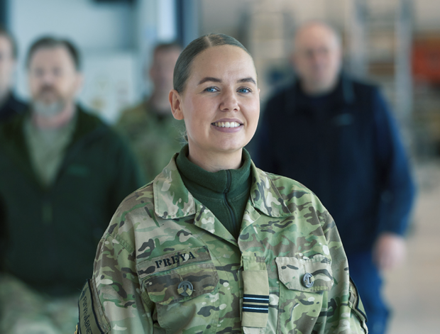 Portræt af kvindelig soldat