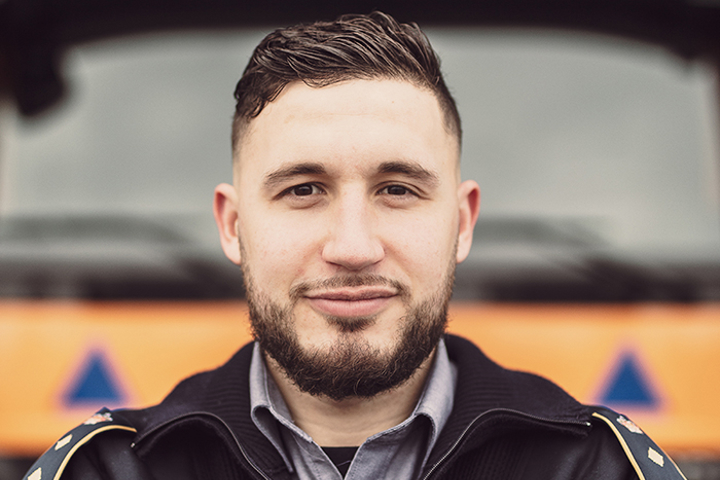 Officer fra beredskabsstyrelsen står med korslagte arme og smiler direkte ind i kameraet