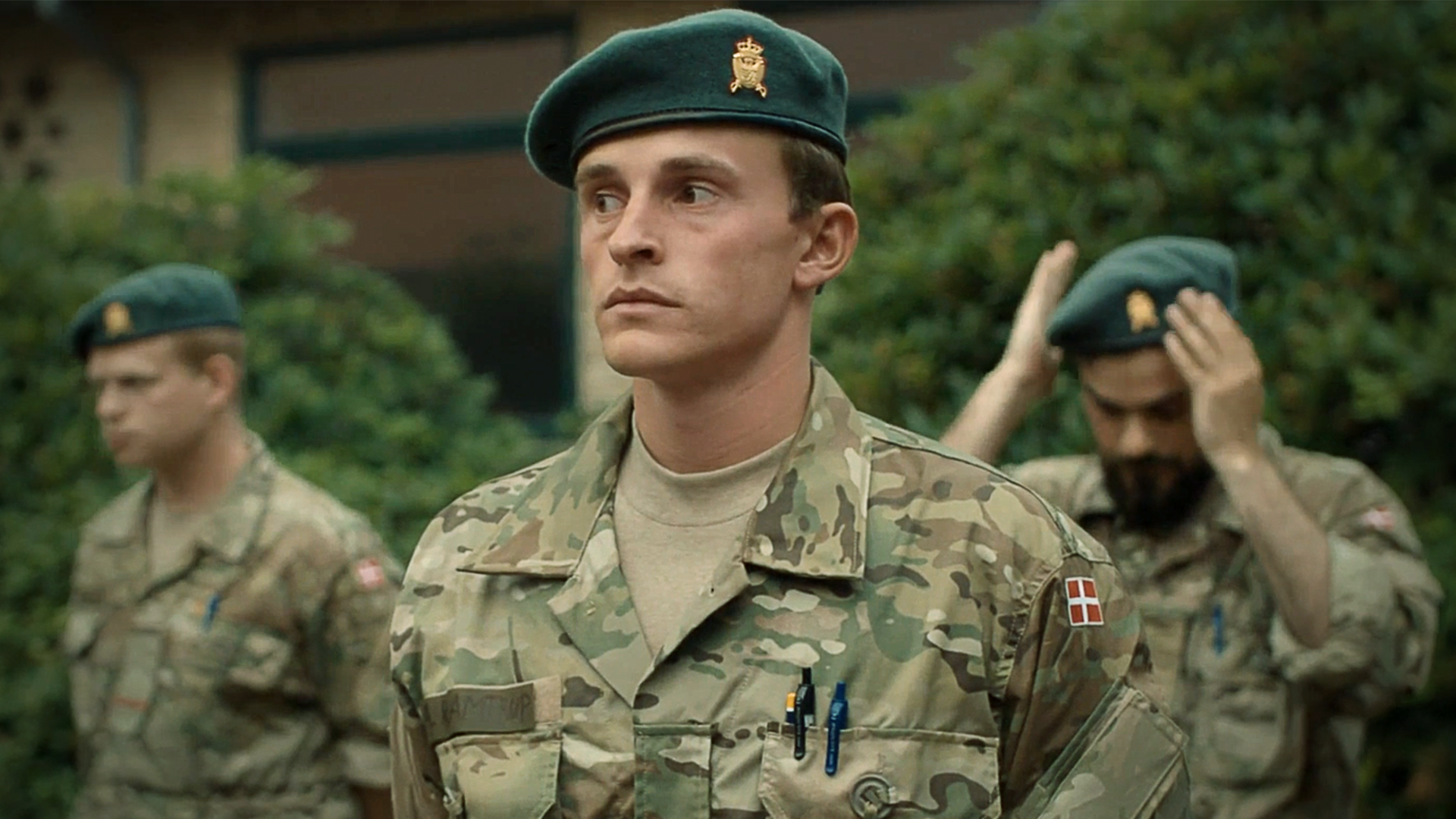 soldat i uniform med armene på ryggen kigger lige frem