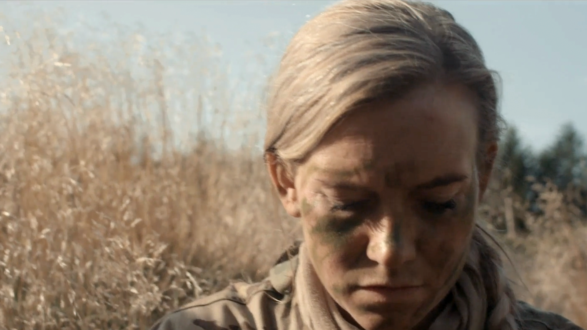 Nærbillede af kvindelig soldat der kigger ned