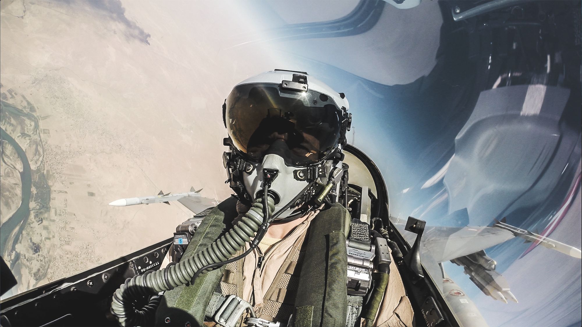 Pilot i Forsvaret som sidder i et af Forsvaret mange fly