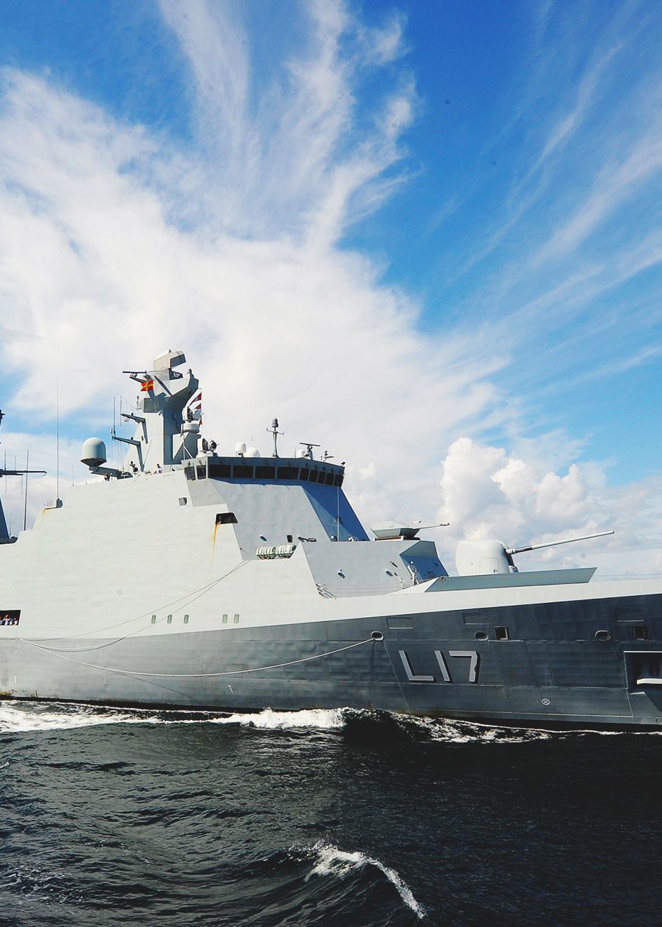 En af søværnet skibe helt tæt på