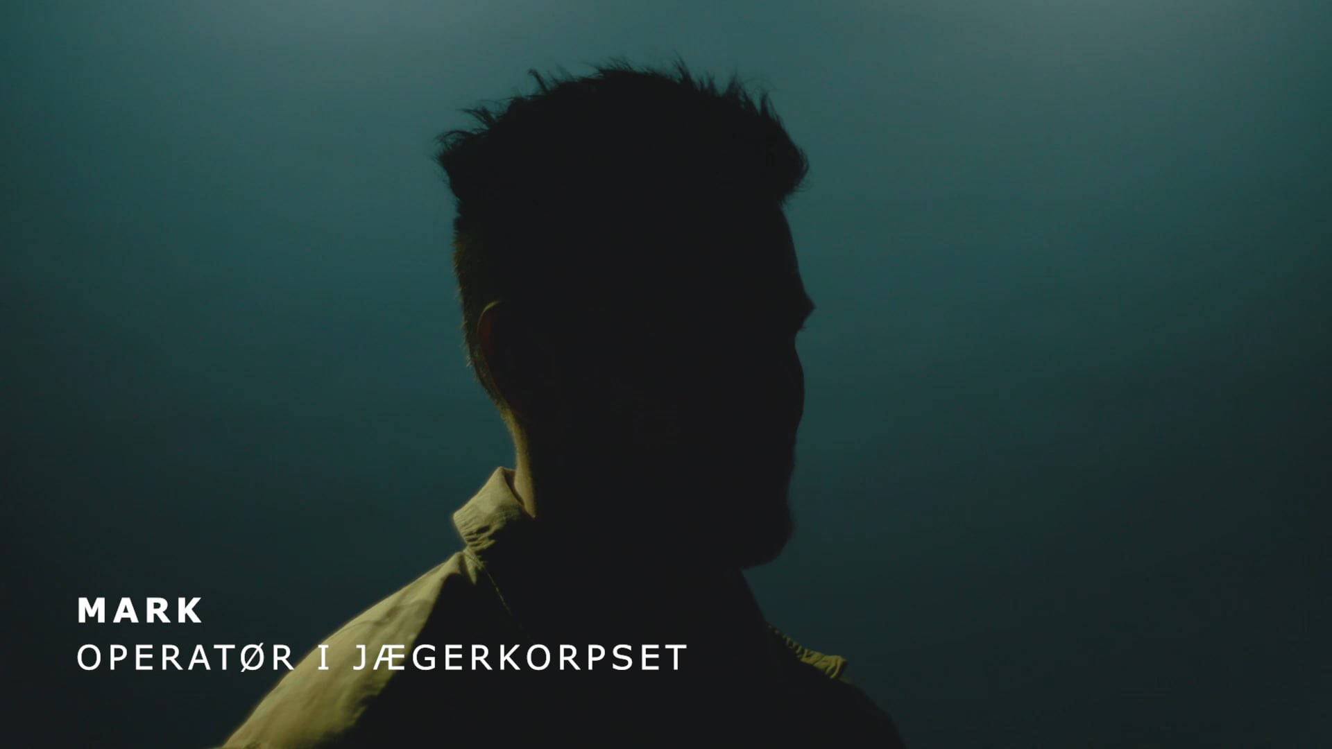Silhuet af Mark, operatør i Jægerkorpset, mod mørk baggrund.