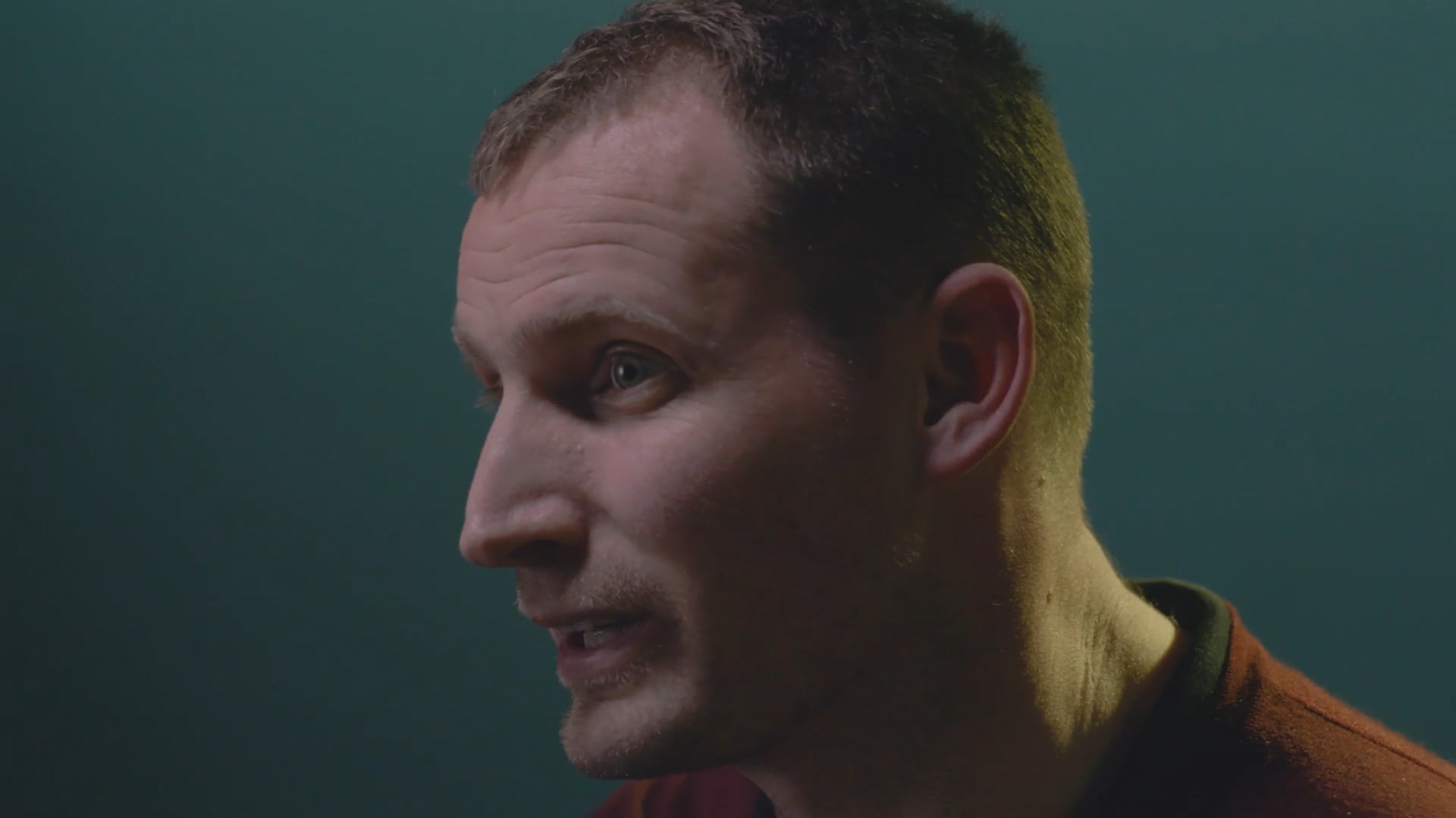 Silhuet af Mark, operatør i Jægerkorpset, set i profil.