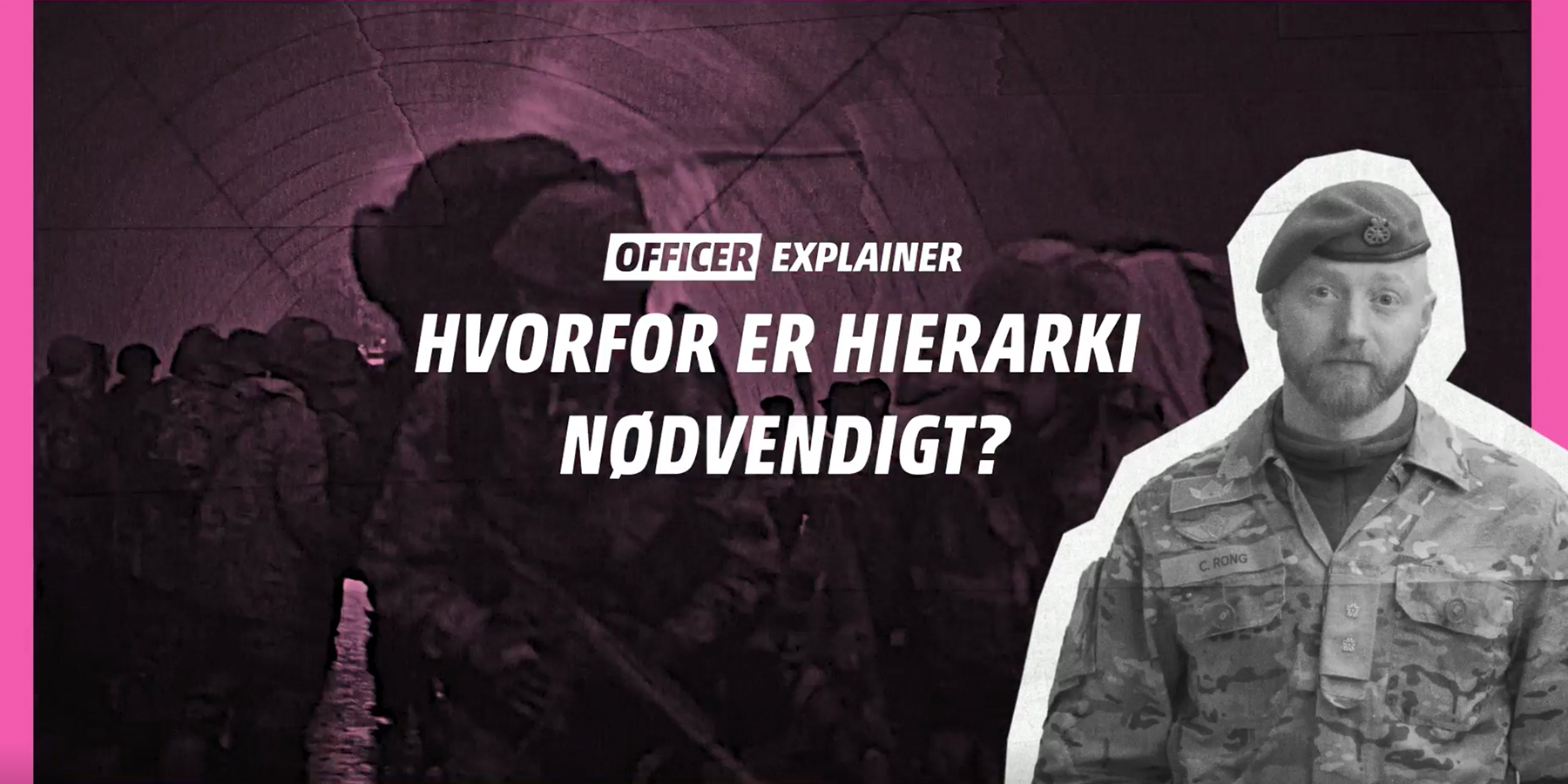 Uniformeret person med navnet C. Rong foran soldater i tunnelmiljø, med stor tekst: "HVORFOR ER HIERARKI NØDVENDIGT?".